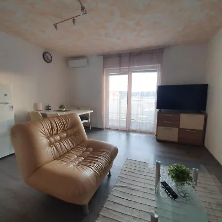 Apartment 6 M, 50 M Do Plaze
