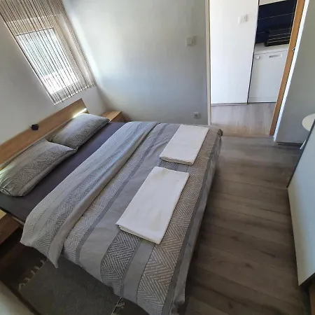 Apartment 6 M, 50 M Do Plaze *