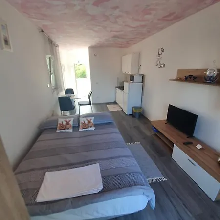 Apartment 6 M, 50 M Do Plaze *