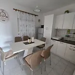 6 M, 50 M Do Plaze Apartment Barbat na Rabu