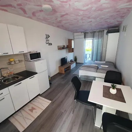 6 M, 50 M Do Plaze Apartment Barbat na Rabu