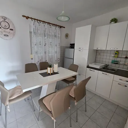 6 M, 50 M Do Plaze Lägenhet Barbat na Rabu