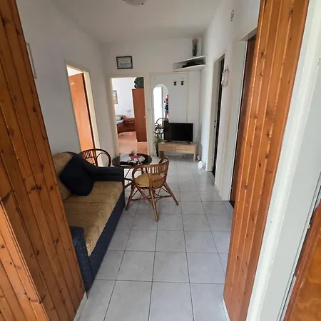6 M, 50 M Do Plaze Lägenhet Barbat na Rabu