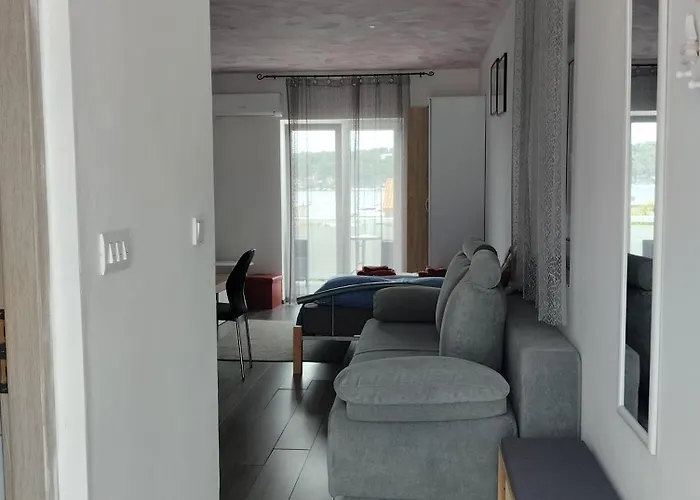 6 M, 50 M Do Plaze Apartment Barbat na Rabu