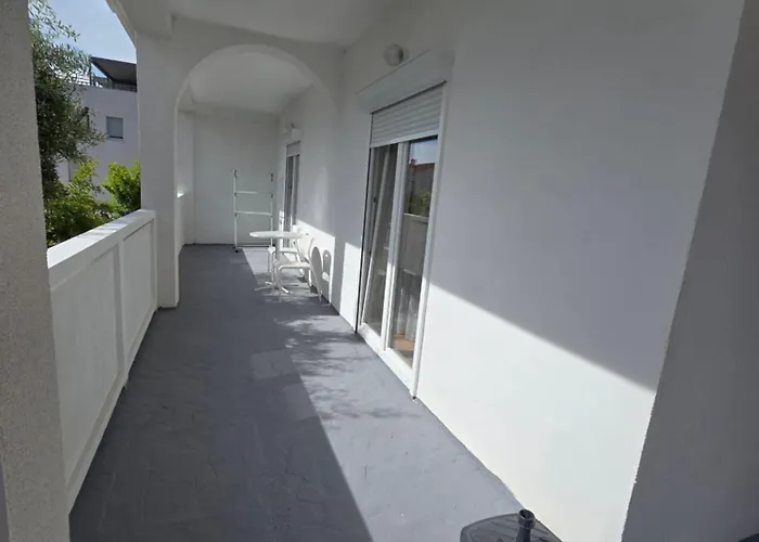 6 M, 50 M Do Plaže